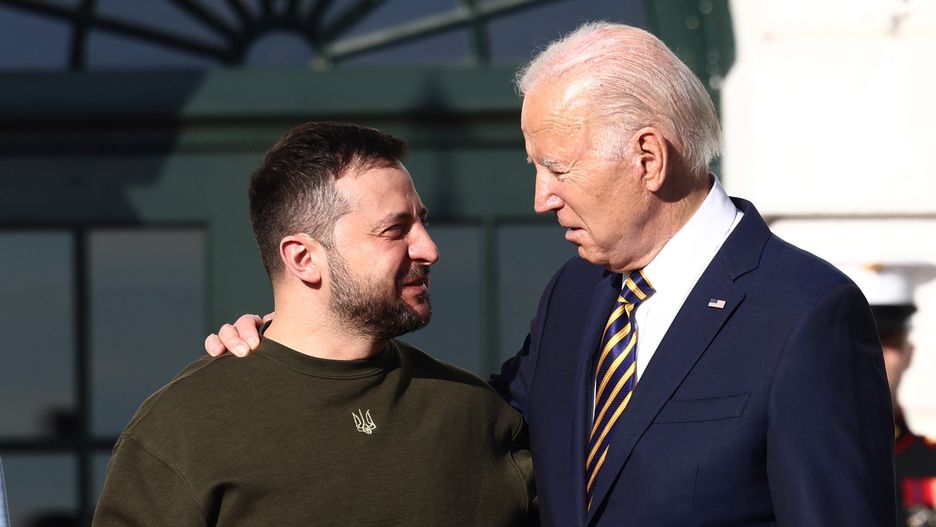 US President Joe Biden (R) welcomes Ukrainian President Volodymyr Zelensky (L) to the South Lawn of the White House Washington, DC, USA, 21 December 2022. In his first trip out of Ukraine since the Russian invasion began, Zelensky is visiting DC to meet with President Biden and address a joint session of Congress. EPA/JIM LO SCALZO Dostawca: PAP/EPA.