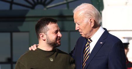 Tak Biden przywitał Zełenskiego. Objął go jak syna