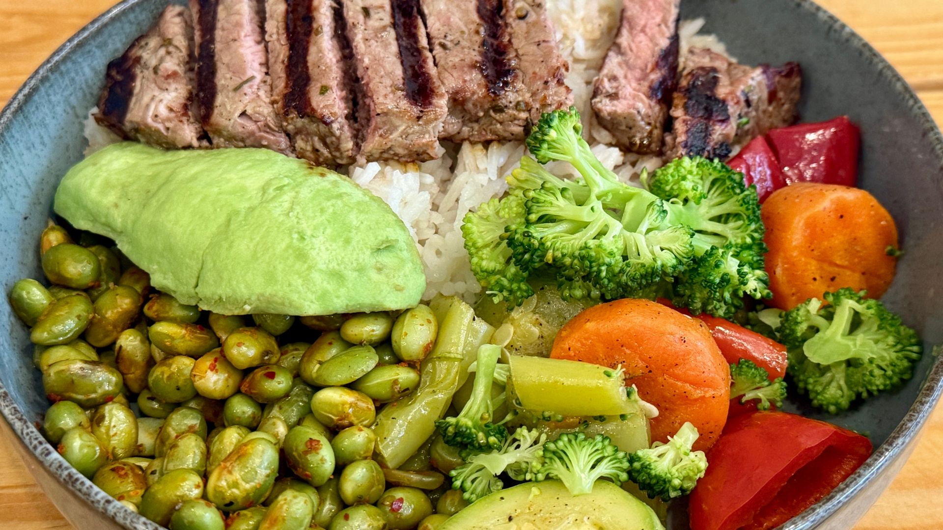 Wzdęcia i gazy to często efekt działania konkretnych produktów, nawet tych uznawanych za zdrowe.