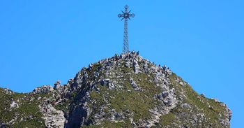 Giewont to zdecydowanie najpopularniejszy szczyt w Tatrach. Jeszcze wakacji nie ma, a już jest oblegany