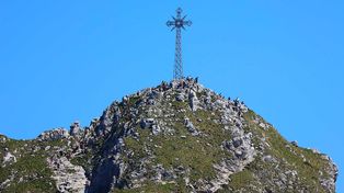 Giewont to zdecydowanie najpopularniejszy szczyt w Tatrach. Jeszcze wakacji nie ma, a już jest oblegany