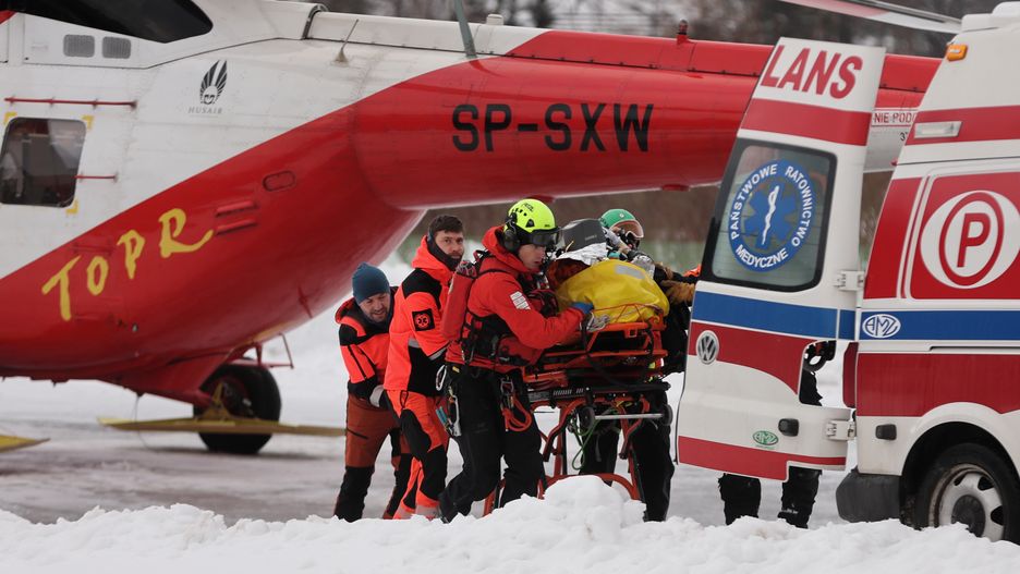 Zakopane, 28.01.2024. Ratownicy TOPR transportują cieżko rannego turystę w Zakopanem, 28 bm. Lawina śnieżna zeszła pod Kondracką Przełęczą. W Tatrach obowiązuje trzeci, znaczny stopień zagrożenia lawinowego. (sko) PAP/Grzegorz Momot ***Zdjęcie do depeszy PAP pt. Tatry/ Lawina śnieżna porwała jedną osobę; trwa akcja TOPR***