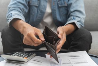 Zaczyna się od małych kwot. Ze spiralą długów walczy 1,8 mln Polaków