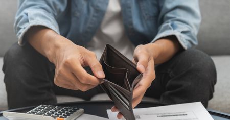 Zaczyna się od małych kwot. Ze spiralą długów walczy 1,8 mln Polaków