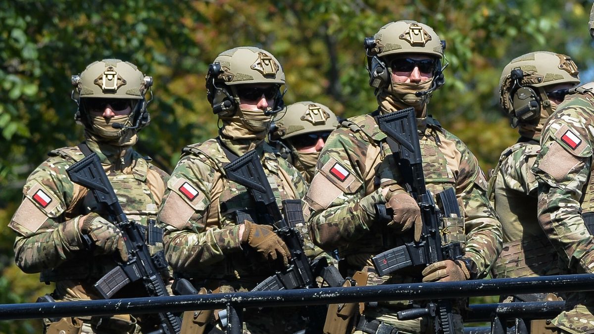Reporter archiwum 2025 09
15.08.2025 Warszawa. Obchody Swieta Wojska Polskiego w Warszawie. Defilada wojskowa  "Dziekujemy za Wasza sluzbe" na warszawskiej Wislostradzie. N/z Zolnierze jednostki specjalnej Agat na rampie szturmowej C 2 przed defilada. Fot. Gerard/REPORTER
Gerard/Reporter