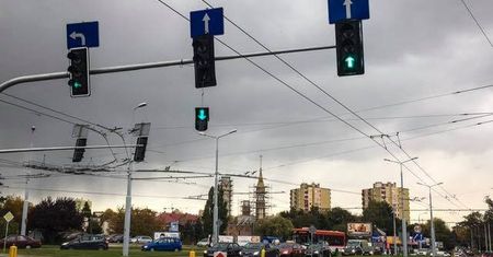 Sygnalizator zawisł na kablu nad jezdnią. Stwarza zagrożenie dla kierowców