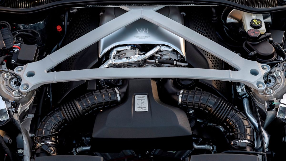 Oto sprawca całego zamieszania, czyli 4-litrowy silnik V8 o mocy 510 KM. Rozwija moment obrotowy o wartości 675 Nm, co pozwala rozwinąć prędkość maksymalną 300 km/h. Pierwszą setkę samochód osiąga po 4 sekundach. Co ważne, jednostka nie została wzięta prosto z półki w Affalterbach i po dostosowaniu mocowań zainstalowana pod maską DB11. Wzięto tylko konstrukcję główną, natomiast w Wielkiej Brytanii opracowano na nowo układy dolotowy i wydechowy, a także smarowania i system przepustnicy. Strojenie ECU również jest inne, aby uzyskać oryginalne, pożądane brzmienie.
