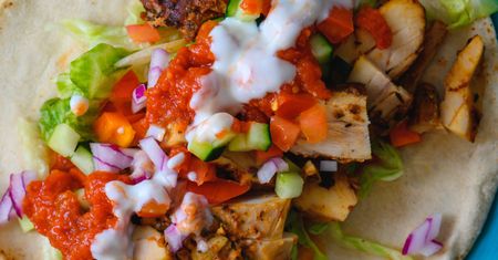 Obieram halloumi jak ziemniaka i wrzucam do piekarnika. Po takim obiedzie nikt nie pyta o mięso