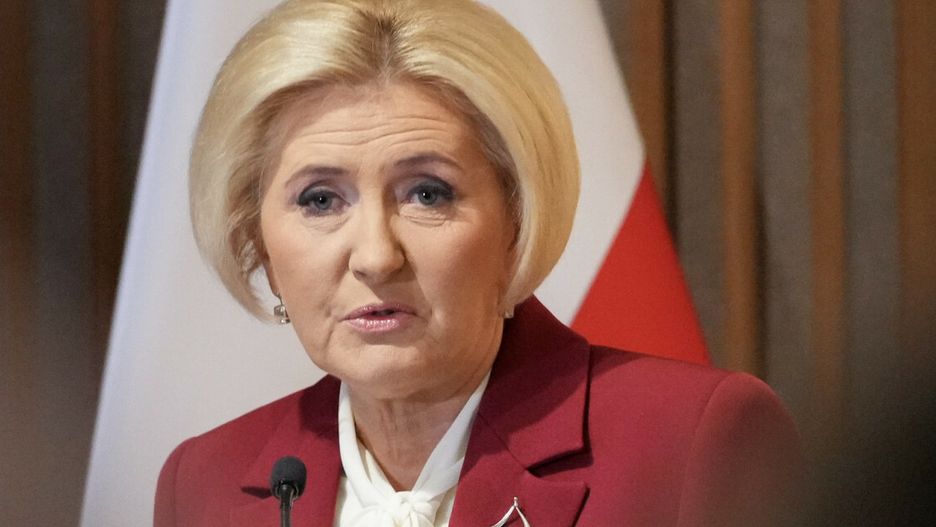 Agata Duda w burgundowej sukience