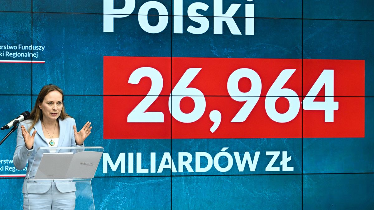 Warszawa, 15.04.2024. Minister funduszy i polityki regionalnej Katarzyna Pełczyńska-Nałęcz podczas konferencji prasowej w siedzibie ministerstwa w Warszawie, 15 bm. Temat spotkania: "Wypłata środków z pierwszego wniosku o płatność z Krajowego Planu Odbudowy". (ad) PAP/Radek Pietruszka