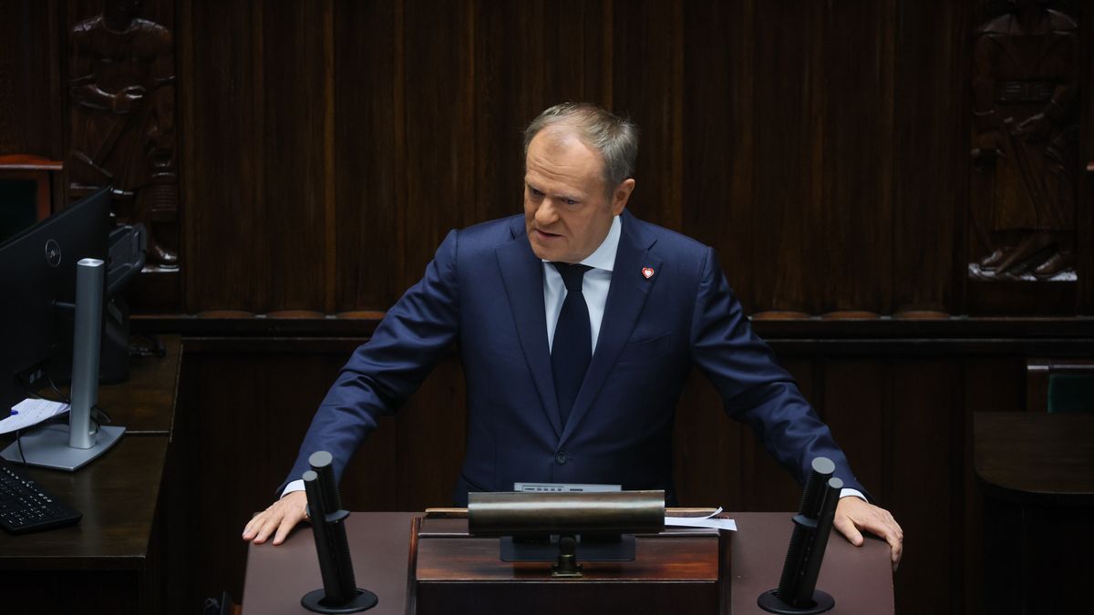 Warszawa, 21.11.2025. Premier Donald Tusk ma mównicy w Sejmie, 21 bm. Niższa izba parlamentu zajmie się dwoma projektami ? rządowym i poselskim ? o asystencji osobistej osób z niepełnosprawnościami. Posłowie będą też pracować nad projektem ws. inwestycji w zakresie bezpieczeństwa i obronności, a także mają powołać nowego prezesa IPN. (ad) PAP/Leszek Szymański