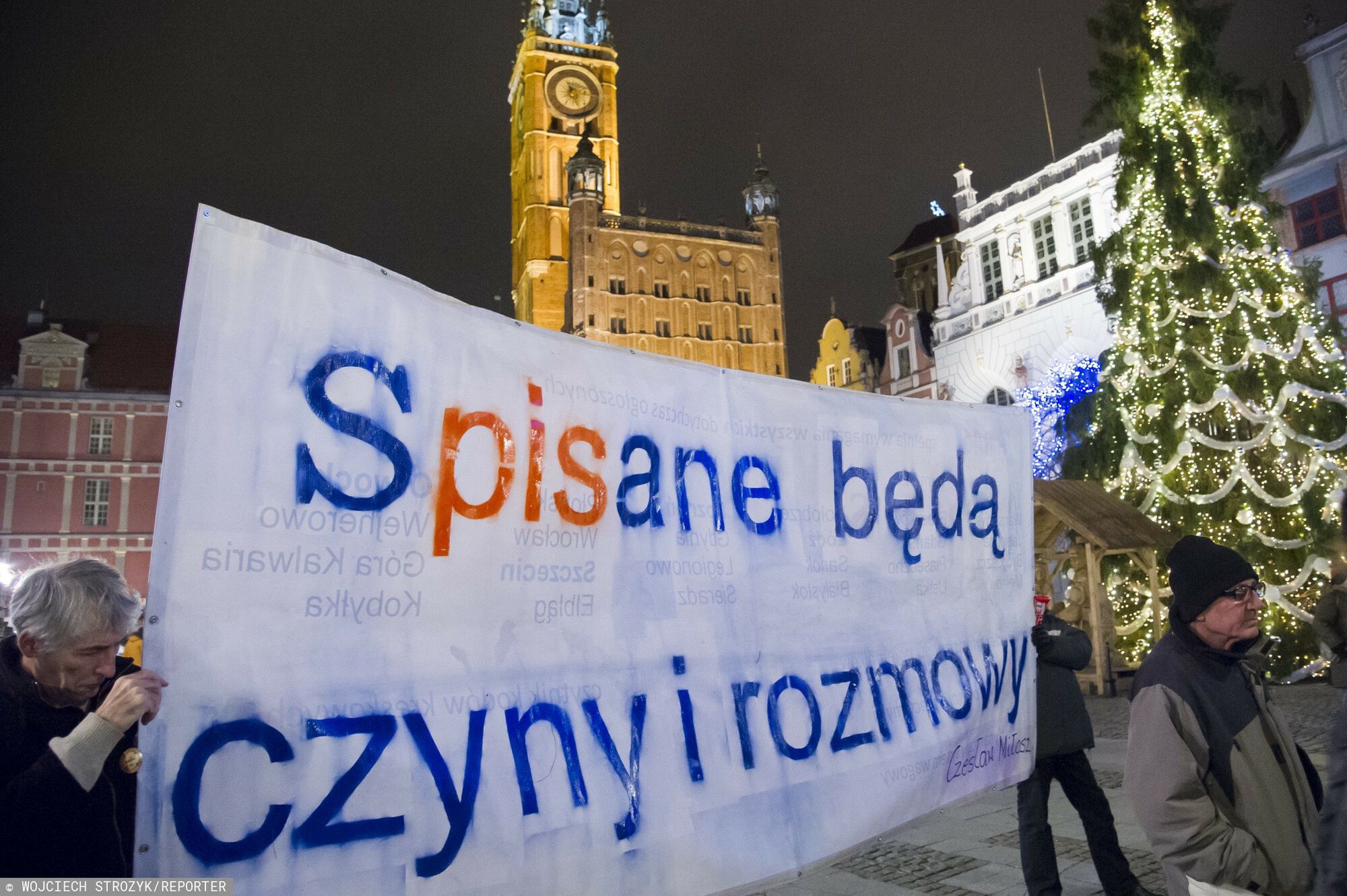Protest przeciw reformie edukacji w Gda?sku19.12.2016 Gdansk Dlugi Targ Murem za dziecmi murem za Polska Protest przeciw reformie edukacji zorganizowany przez Komitet Obrony Demokracji KOD Nz napis Spisane beda czyny i rozmowy cytat Czeslaw Milosz Fot. Wojciech Strozyk/REPORTERWojciech Strozyk/REPORTER