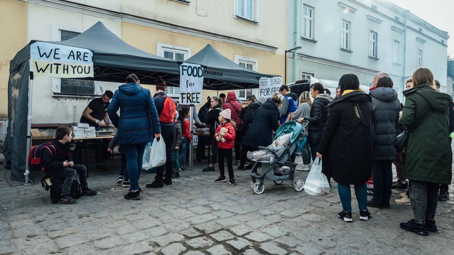 Uchodźcy z Ukrainy na dworcu kolejowym w Przemyślu