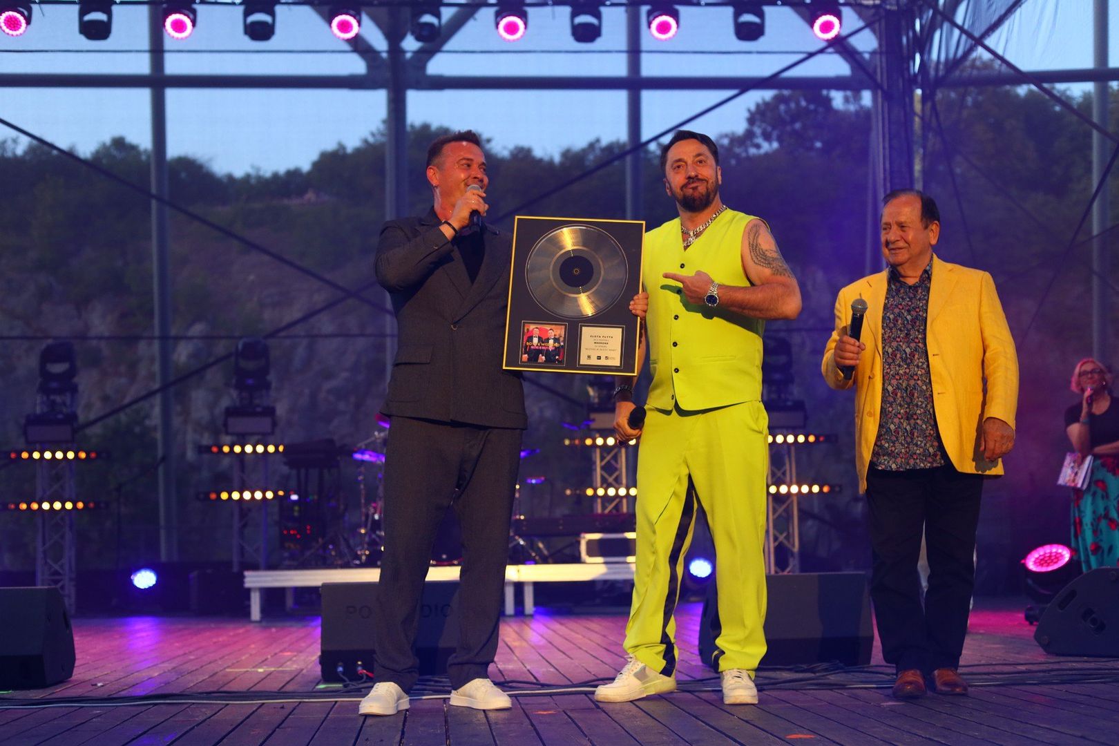 W czasie imprezy zespoły Boys i Weekend zostały nagrodzone za utwór &#34;Muzykę w duszy mamy&#34;. Na zdjęciu(od lewej): lider zespołu zespołu Weekend, Radosław Liszewski, lider zespołu Boys, Marcin Miller oraz właściciel Agencji Artystycznej, Jerzy Chrobot