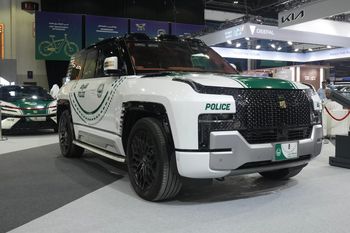 Yangwang U8 w służbie dubajskiej policji. SUV z Chin potrafi "pływać"