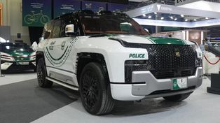 Yangwang U8 w służbie dubajskiej policji. SUV z Chin potrafi "pływać"