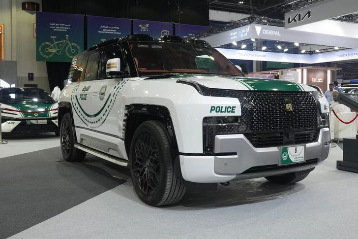 Policja w Dubaju ma nowy radiowóz. Zamiast Bugatti wzięli "pływającego" SUV-a z Chin