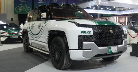 Chiński SUV w służbie policji w Dubaju. Ma 1197 KM i potrafi "pływać"