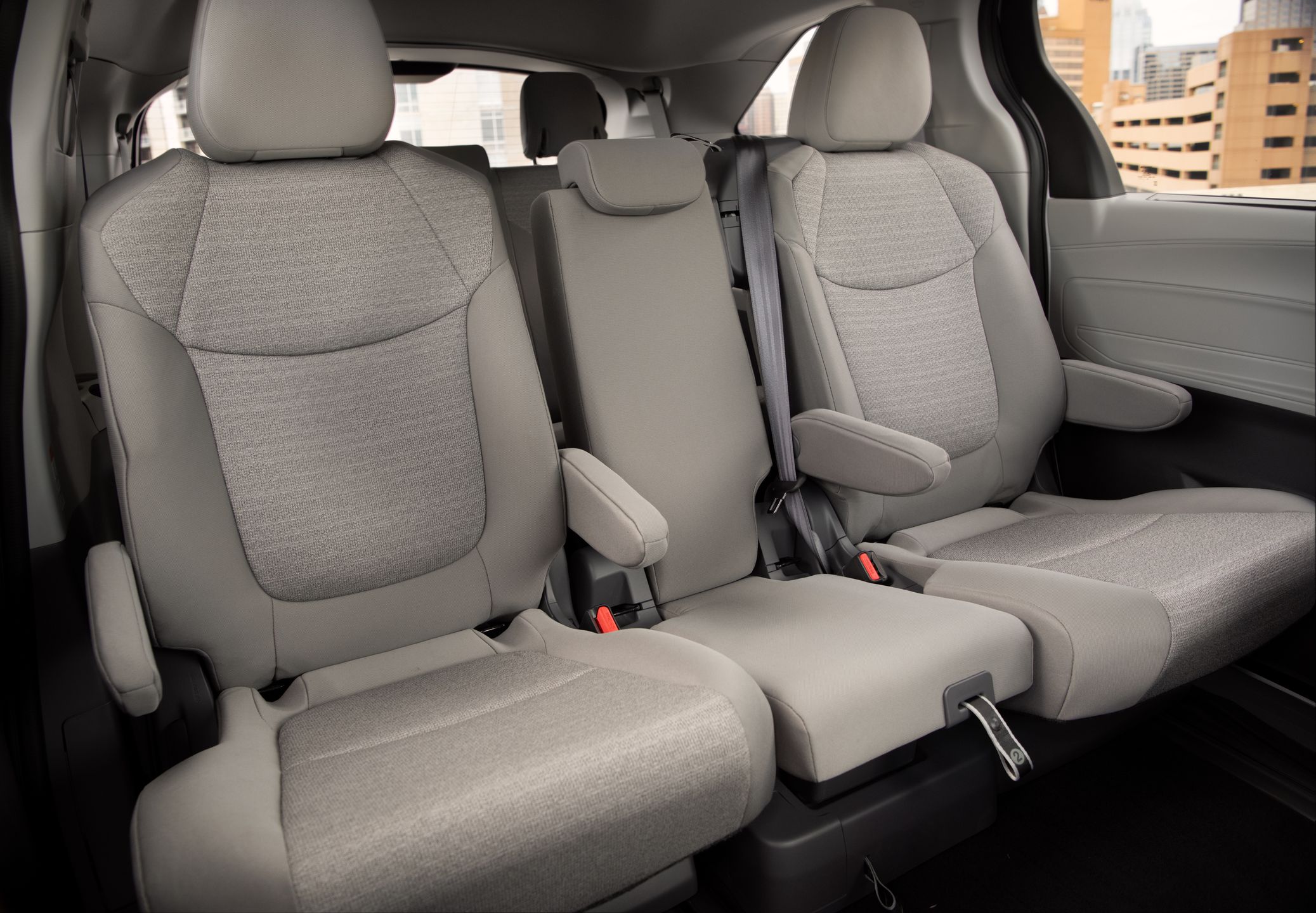 Toyota Sienna - dodatkowe siedzenie w drugim rzędzie wygląda tak i można je wyjąć. Bardzo rzadko w typowo amerykańskim minivanie spotkacie pełnoprawną kanapę
