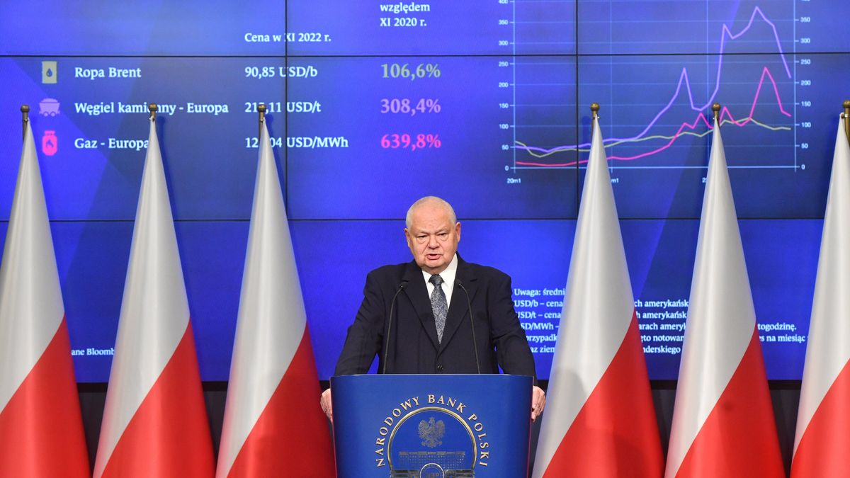 Warszawa, 08.12.2022. Prezes Narodowego Banku Polskiego Adam Glapiński podczas konferencji prasowej dotyczącej oceny bieżącej sytuacji ekonomicznej w Polsce, 8 bm. w Centrali NBP w Warszawie. (mr) PAP/Radek Pietruszka