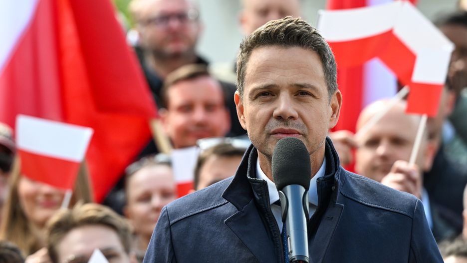 Warszawa, 19.05.2025. Wybory prezydenta RP - kampania przed II turą. Kandydat KO w wyborach prezydenta RP, prezydent Warszawy Rafał Trzaskowski podczas konferencji prasowej pod pomnikiem Wincentego Witosa na stołecznym pl. Trzech Krzyży, 19 bm. Naczelny Komitet Wykonawczy PSL jednogłośnie przyjął uchwałę o poparciu Rafała Trzaskowskiego w II turze wyborów prezydenckich. (amb) PAP/Radek Pietruszka
