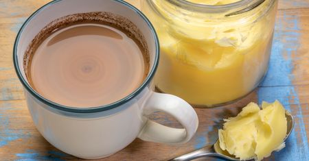 Inni używają do smażenia, ja dodaję do kawy. Pomaga pozbyć się oponki z brzucha