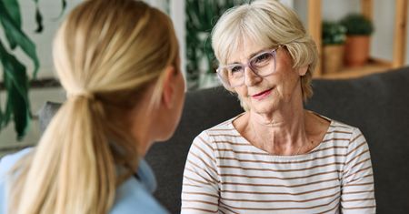 5 listopada mija termin dla części opiekunów seniorów. Muszą ukończyć szkolenie