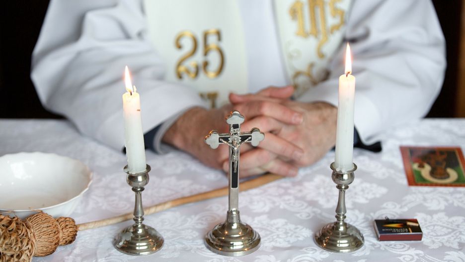 Ksiądz podczas kolędy u parafian
