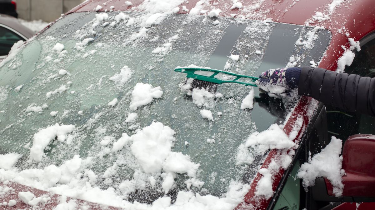 Czy za "skrobanie" szyb samochodowych grozi mandat?