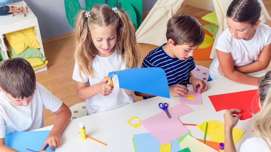 Kapelusz z papieru. Jak go zrobić krok po kroku?