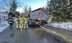 1,5 promila. Kierowca pługosolarki zjechał z drogi