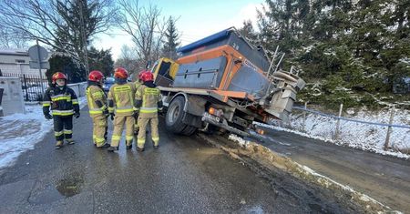 1,5 promila. Kierowca pługosolarki zjechał z drogi