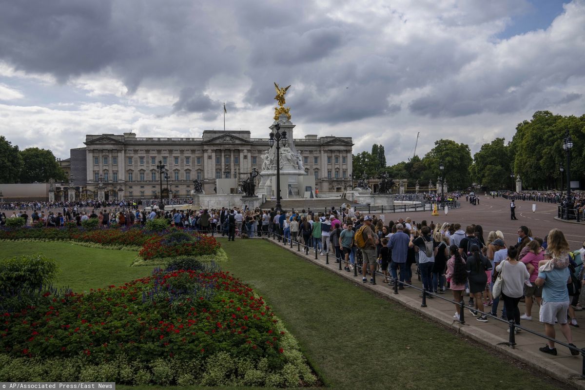 Kolejka żałobników przed Pałacem Buckingham