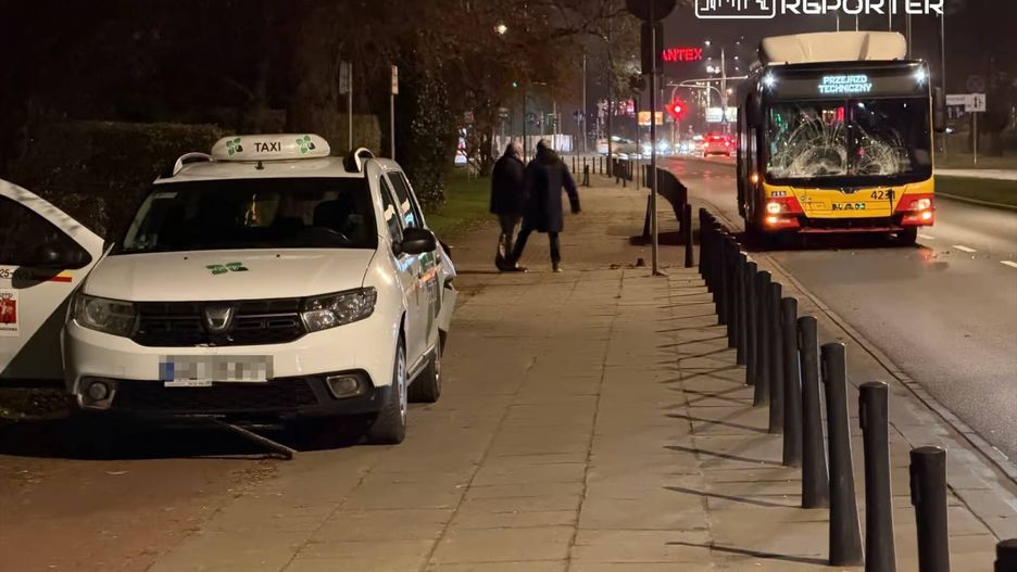 Autobus uderzył w taksówkę w Warszawie