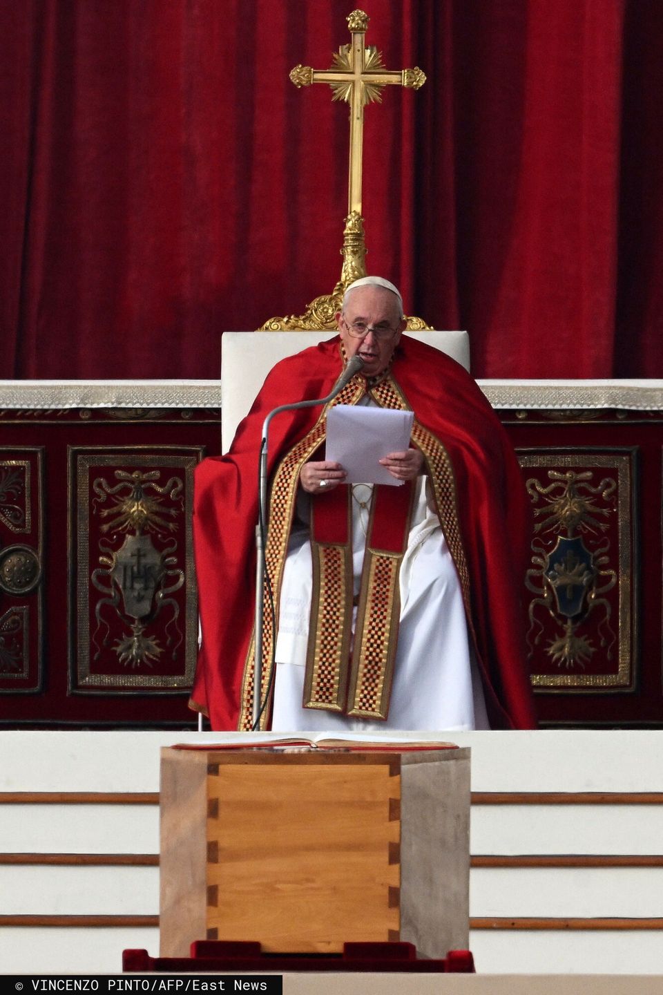 Pogrzeb papie?a emeryta Benedykta XVI na placu ?w. Piotra w RzymiePope Francis speaks by the coffin of Pope Emeritus Benedict XVI during his funeral mass at St. Peter's square in the Vatican, on January 5, 2023. - Pope Francis is presiding on January 5 over the funeral of his predecessor Benedict XVI at the Vatican, an unprecedented event in modern times expected to draw tens of thousands of people. (Photo by Vincenzo PINTO / AFP)VINCENZO PINTO