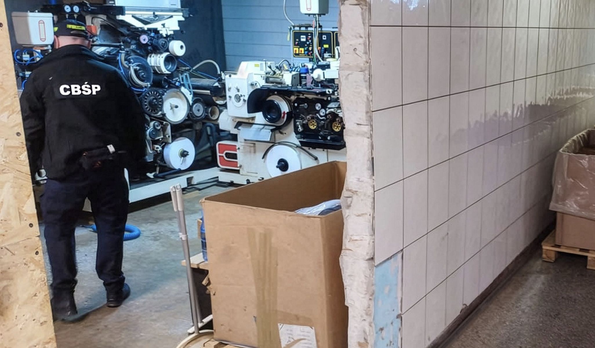 Służby zlikwidowały nielegalną fabrykę papierosów