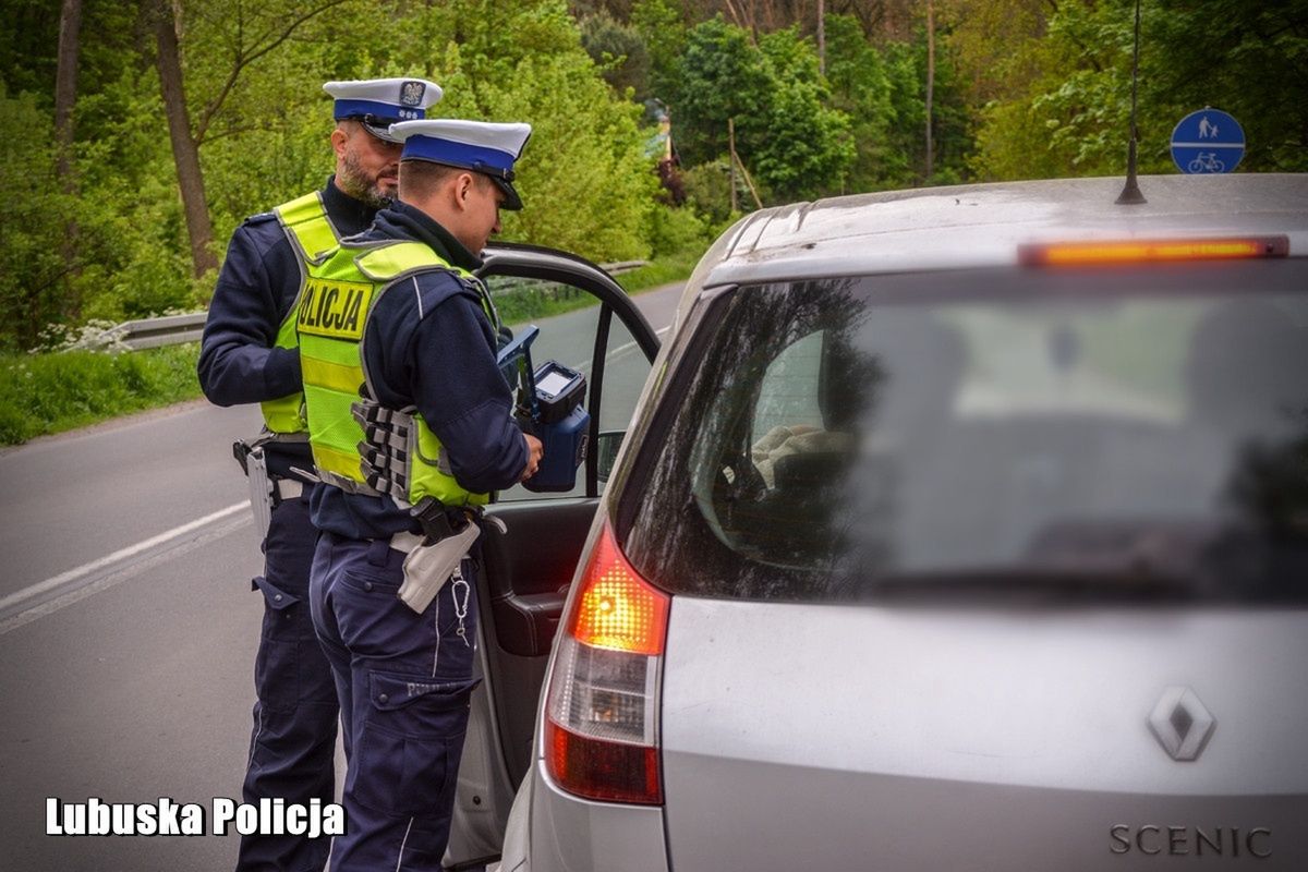 Wysyłał buziaki do policjantów. Teraz musi zapłacić srogi mandat