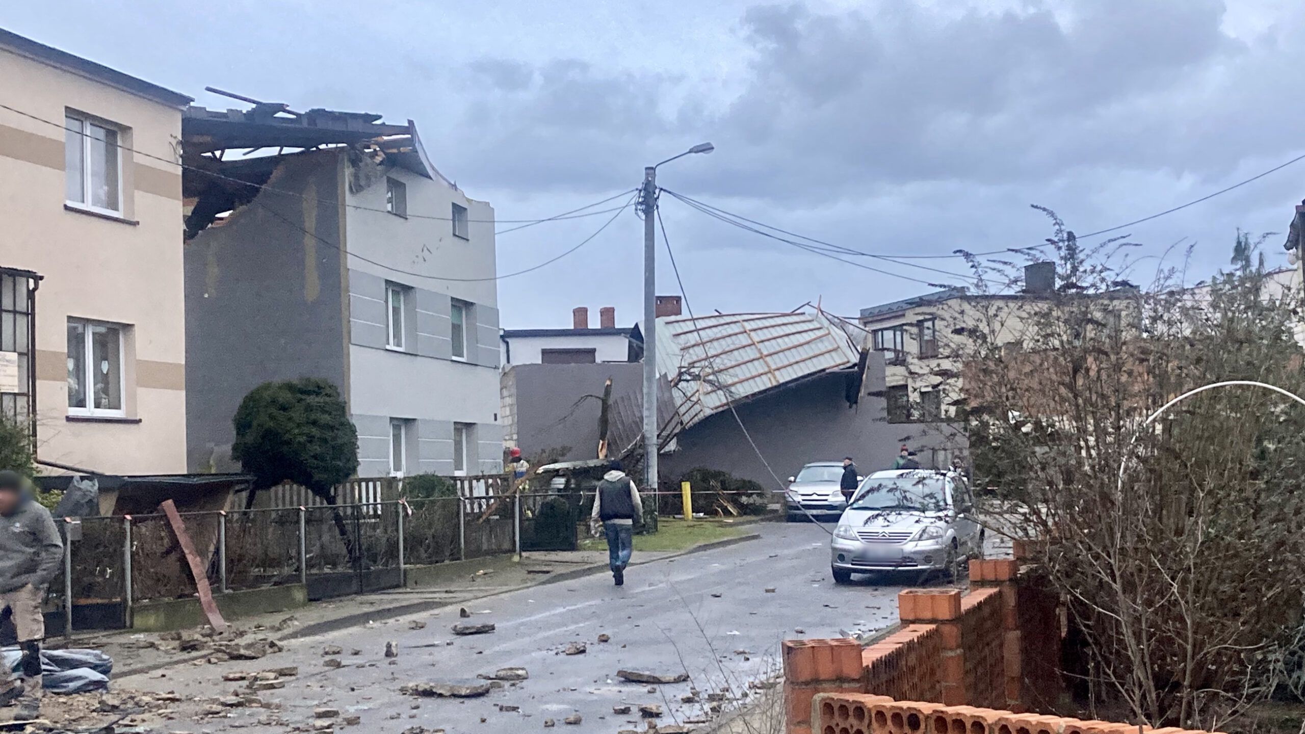 Powodzie, wichury, ważne wydarzenia z Twojej miejscowości nie będą już transmitowane w telewizji. Na zdjęciu: Wichura w Dobrzycy. Fot. Telewizja Proart