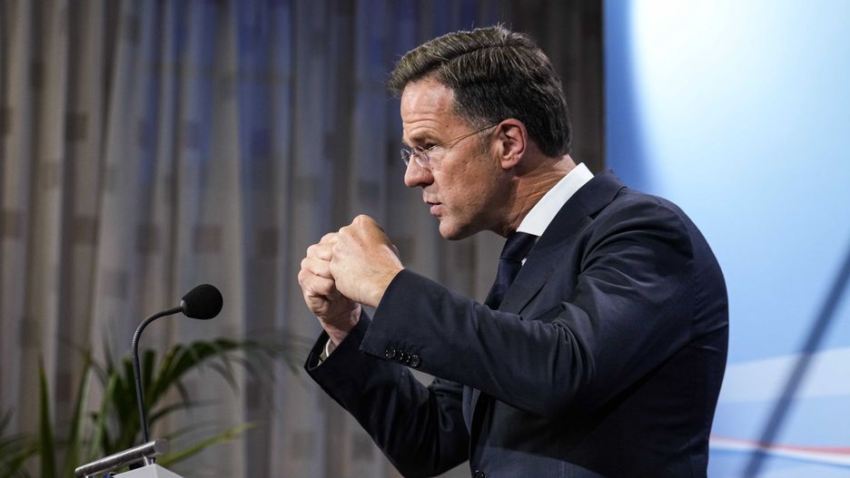 epaselect epa10733365 Outgoing Prime Minister Mark Rutte speaks to the press after an extra cabinet meeting in the Hague, Netherlands, 07 July 2023. Rutte announced his resignation citing irreconcilable differences within his four-party coalition about how to rein in migration. EPA/Robin Utrecht Dostawca: PAP/EPA.