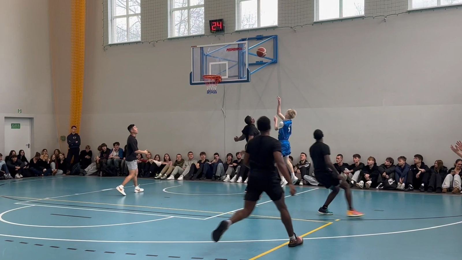 Mecz koszykówki uczniowie - żołnierze USA