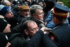"Panowie mnie szczypią, kurczę". Kuriozalne sceny pod Sejmem