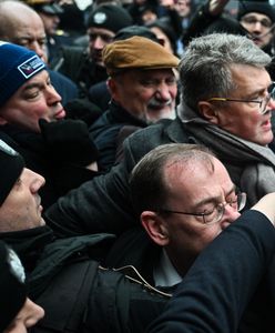 "Panowie mnie szczypią, kurczę". Kuriozalne sceny pod Sejmem