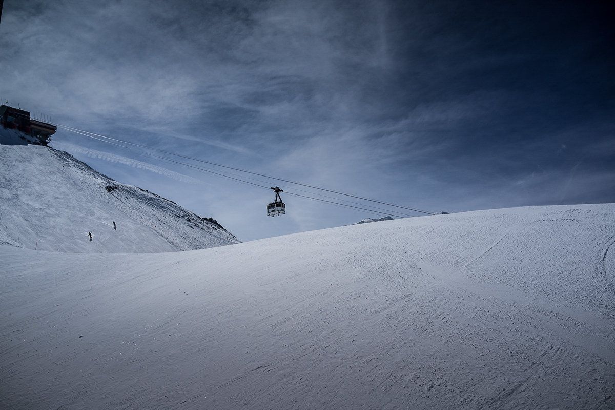 Ferie zimowe z aparatem w górach. Radzimy, jak przywieźć lepsze zdjęcia [poradnik]