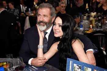 Mel Gibson i jego młodsza o 34 lata partnerka ROZSTALI SIĘ po 11 latach! "Smutno zamykać ten rozdział"
