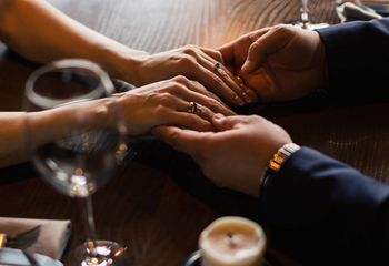 Nowy trend w randkowaniu. Pebbling ma związek z pingwinami