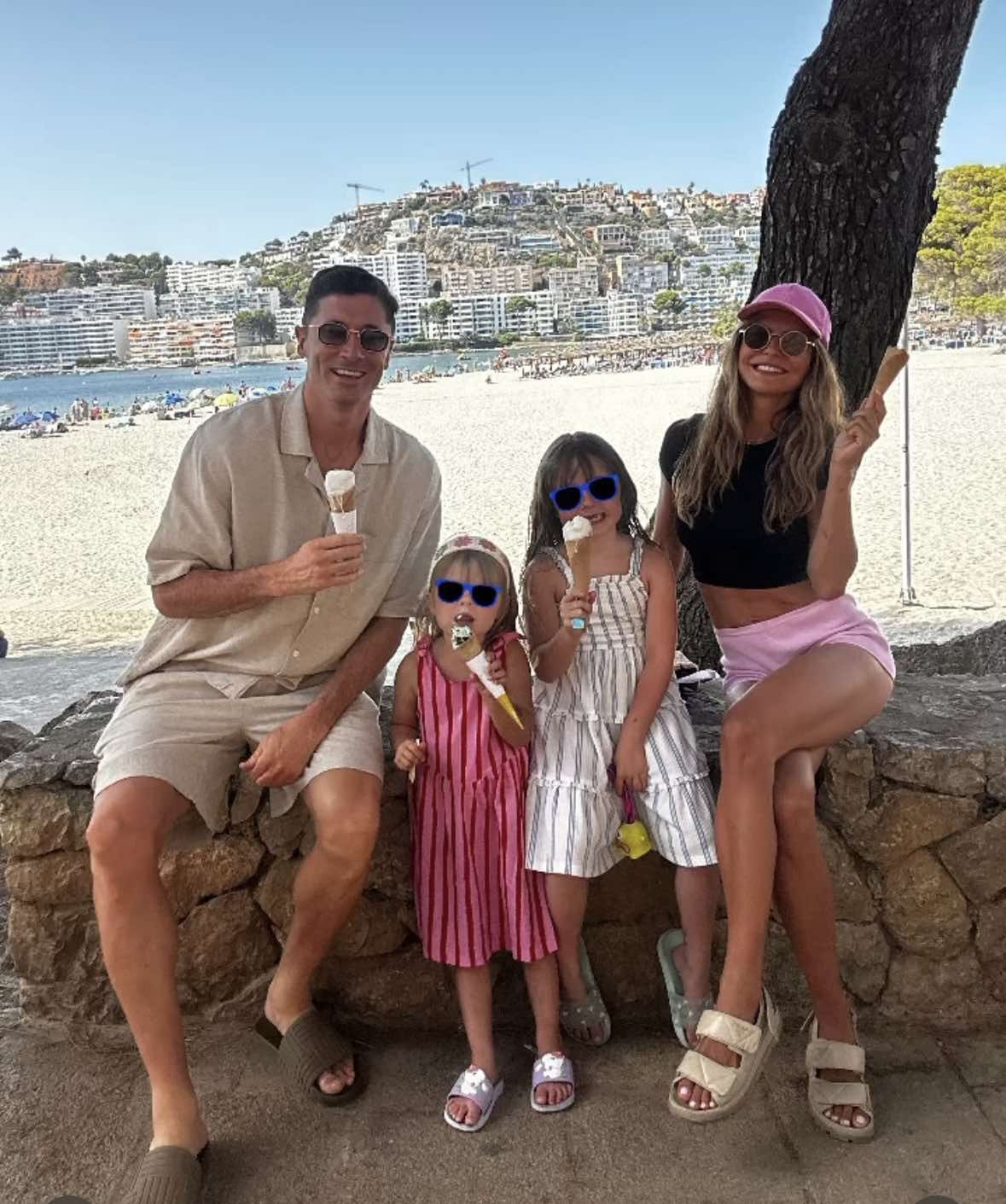 Anna Lewandowska szaleje na stoku z Robertem i Klarą