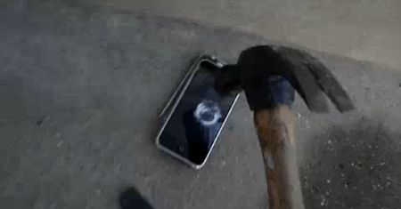 iPhone w starciu z młotkiem (wideo)