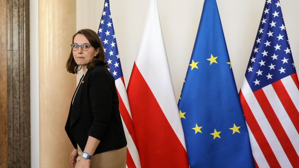Na zdjęciu minister finansów Magdalena Rzeczkowska na tle flag polskiej, unijnej i amerykańskich