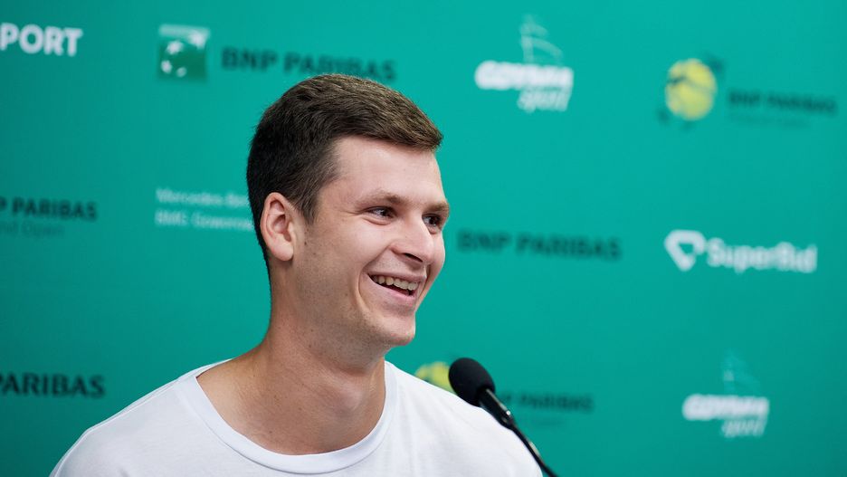 Gdynia, 13.07.2021. Tenisista Hubert Hurkacz podczas konferencji prasowej, 13 bm. przed rozpoczynającym się dzisiaj, największym w Polsce turniejem tenisowym WTA BNP Paribas Poland Open w Gdyni, z łączną pulą nagród 235 tys. dolarów. (js) PAP/Adam Warżawa