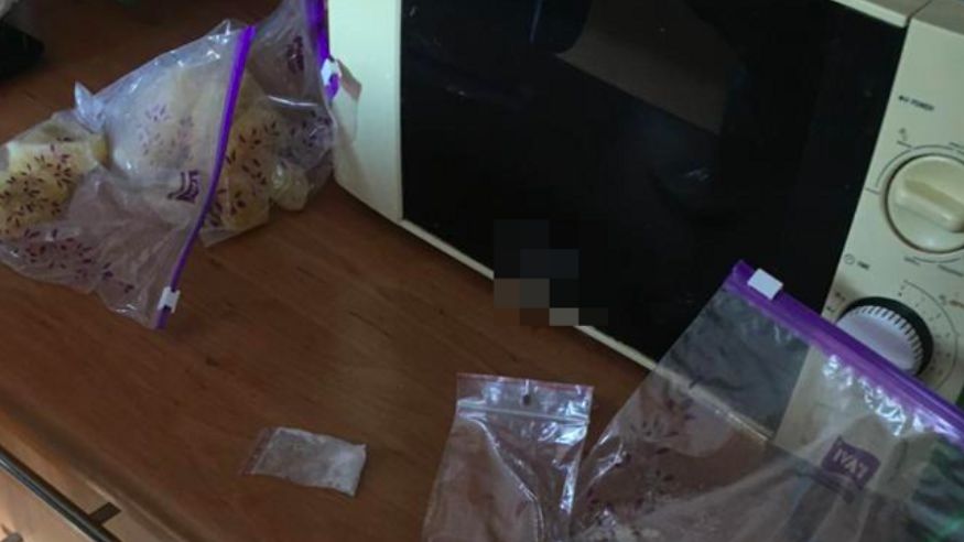 Pruszków. Woreczki z substancjami różnych kolorach pochowane były w szafkach kuchennych i w zamrażalniku. Mężczyźnie postawiony został zarzut posiadania niedozwolonych substancji (Policja)